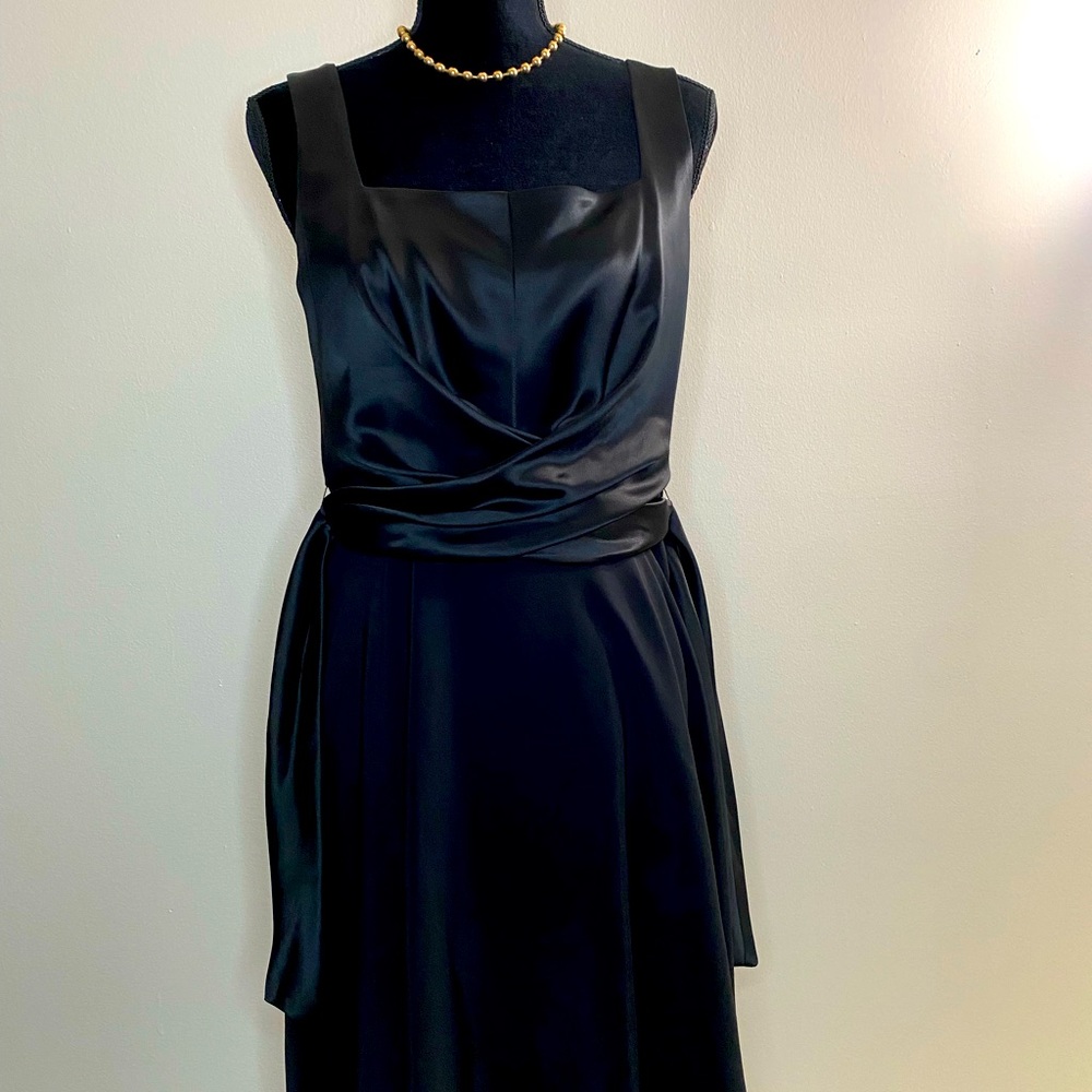 Ladies Tahari Black sleeveless “LBD” dress. Sz: 8